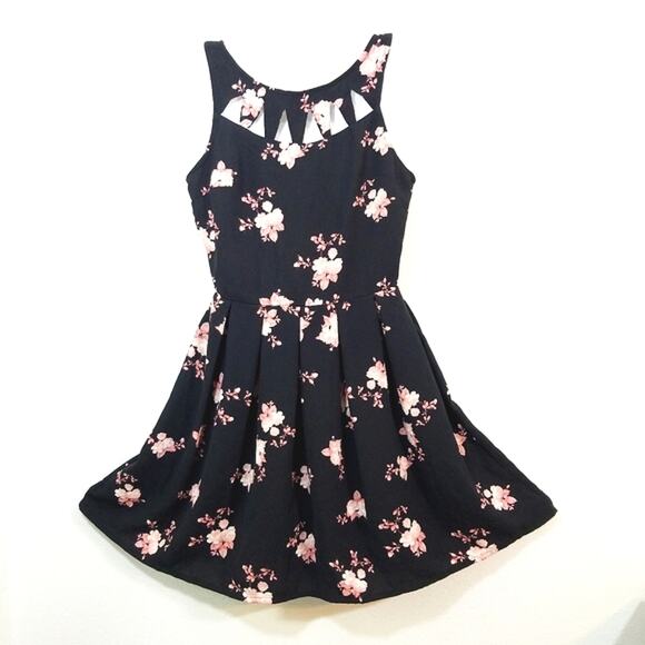 Empyre Dresses & Skirts - Empyre Floral cutout zipper detailing mini dress S